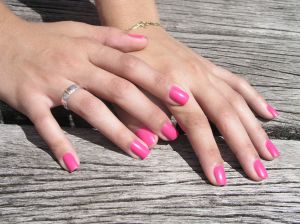 998258_girl_with_pink_nails