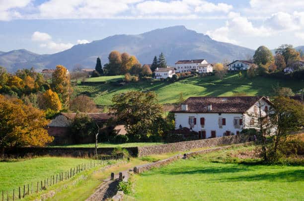 Petit hameau au milieu de la campagne