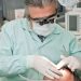 Dentiste qui effectue des soins dentaires sur une patiente