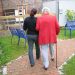 résident de maison de retraite en promenade avec un soignant