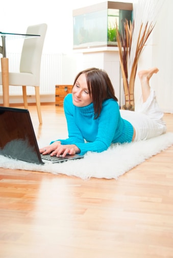 Avec un parquet, une déco moderne et épurée est aussi possible ! / Source image : Gettyimages