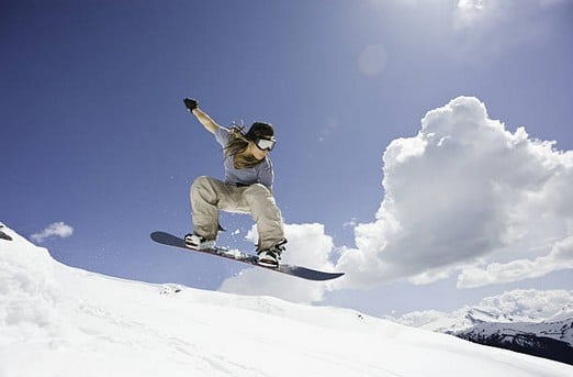 femme-snowboard-montagne
