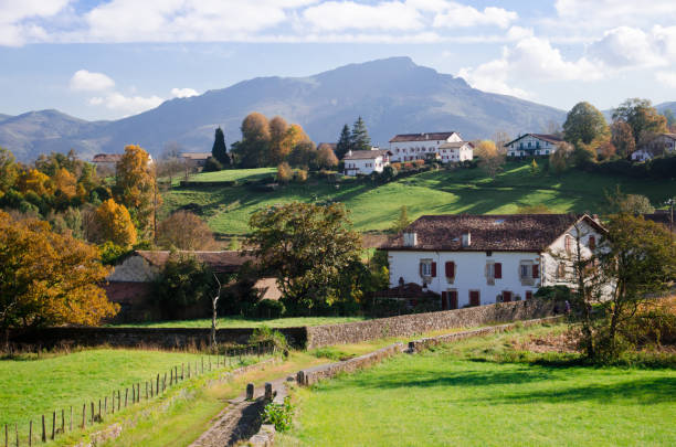 Petit hameau au milieu de la campagne