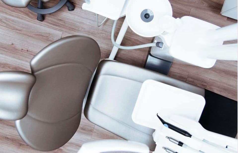 Chaise de dentiste pour recevoir des soins dentaires