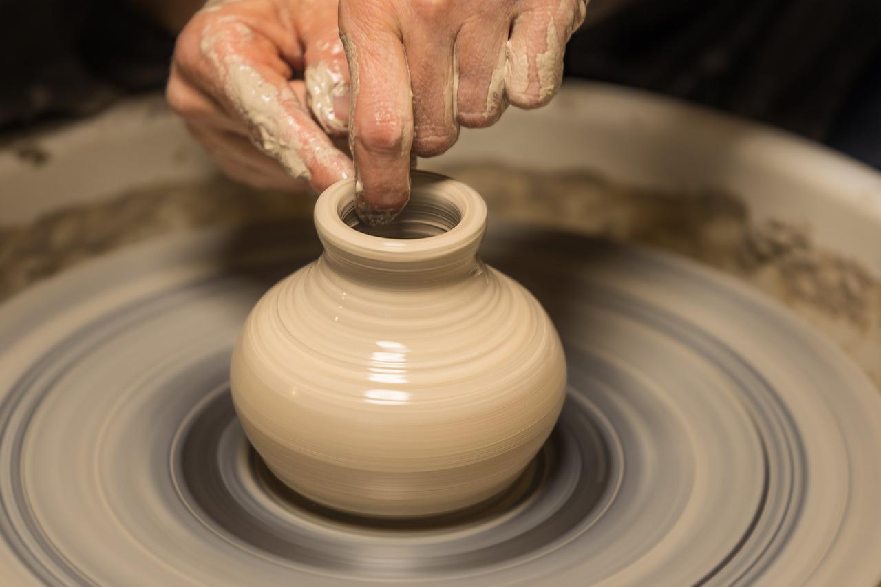 La poterie au tour pas à pas ; techniques de base et réalisation